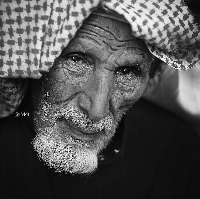 ورث عبدالرحمن عن والده حب العلم والمعرفة، لكنه أضاف إليه اهتماماً خاصاً بالشعر والأدب. في الواقع، كان عبدالرحمن شاعراً مفوهاً، حيث اشتهرت قصائده في مدح الكرم والشجاعة والقيم العربية الأصيلة.