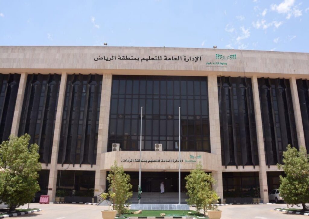 تكريم الأستاذ عبدالعزيز آل سلول: مسيرة تعليمية حافلة بالعطاء والوفاء